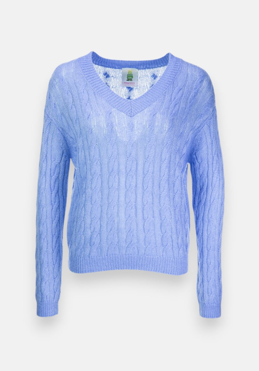 Der hellblaue Zopfstrickpullover von Princess Goes Hollywood hat einen V-Ausschnitt, lange Ärmel und Rippbündchen an Saum, Ärmeln und Halsausschnitt in einem weichen Merino-Alpaka-Mix. Abgebildet von vorne auf einem einfarbig weißen Hintergrund.