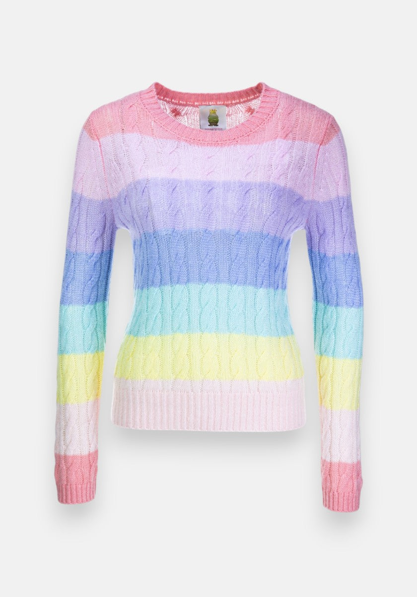 Ein langärmeliger Zopfstrickpullover von Princess Goes Hollywood mit horizontalen Pastellstreifen in Rosa, Lavendel, Lila, Blau, Grün, Gelb und Weiß. Mit Rundhalsausschnitt sowie gerippten Bündchen und Saum. Einfarbig weißer Hintergrund.