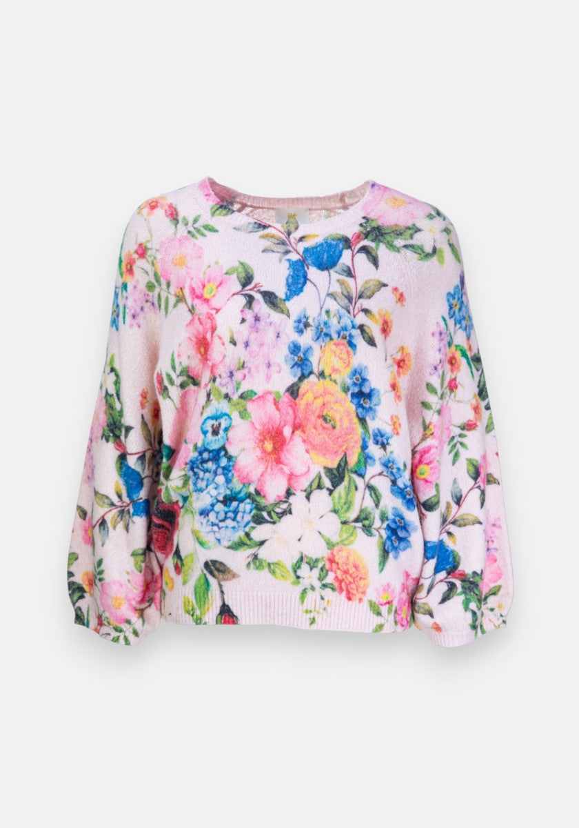 Ein locker sitzender, langärmeliger Strickpullover von Princess Goes Hollywood mit einem hellrosa Grundton und einem leuchtenden Blumendruck in Rosa, Blau, Gelb und Weiß mit grünen Blättern. Aus Wollmix mit Rundhalsausschnitt und Puffärmeln.