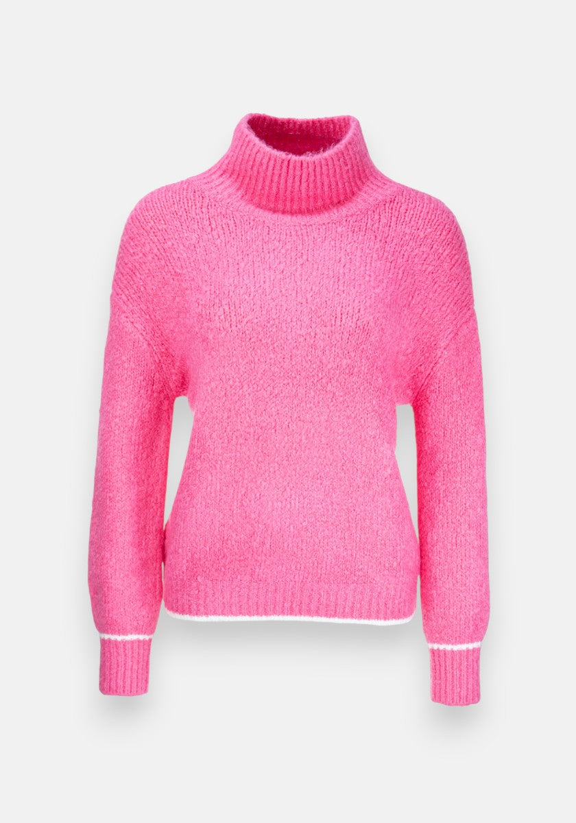 Ein leuchtend pinker Grobstrickpullover von Princess Goes Hollywood mit langen Ärmeln, lockerer Passform, und gerippten Stehkragen. Dezente weiße Besätze akzentuieren Saum und Bündchen. Der weiche, strukturierte Pullover wird vor einem schlichten hellgrauen Hintergrund gezeigt.
