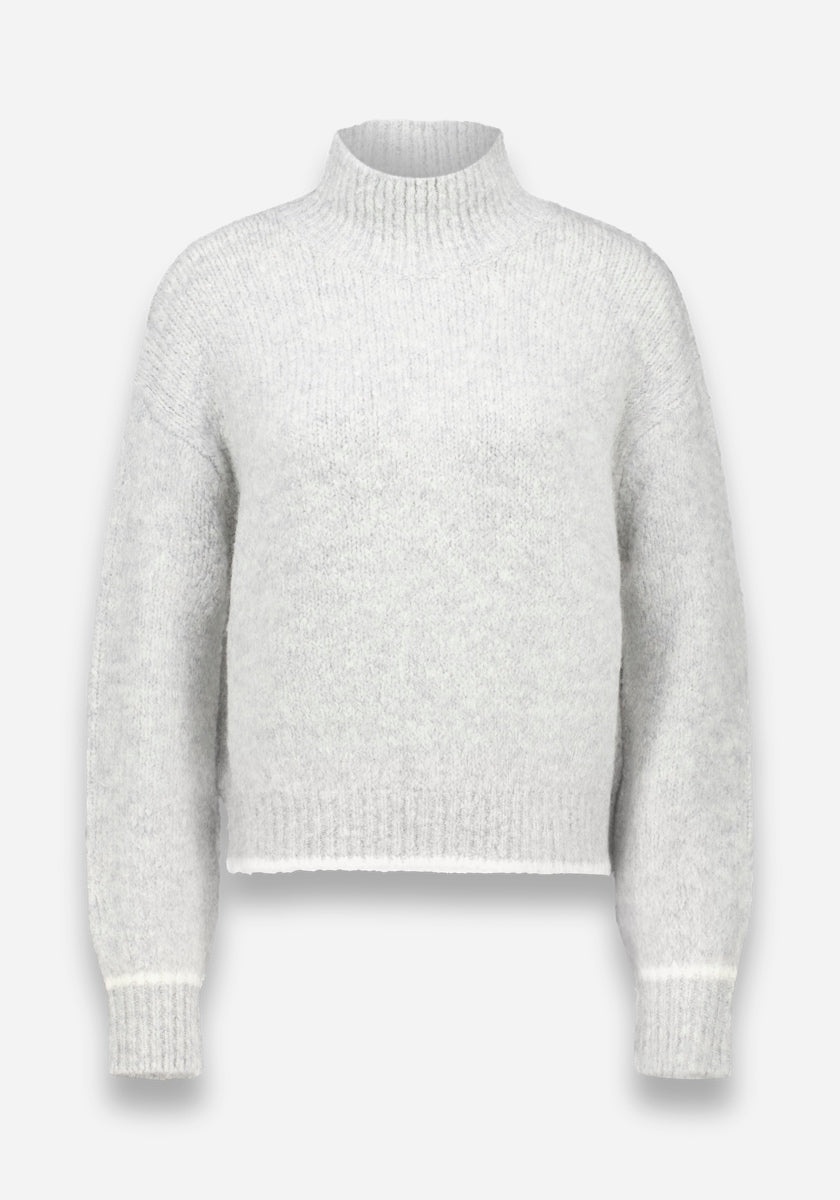 Ein hellgrauer Princess Goes Hollywood Damen Pullover in Grobstrick, langärmelig mit gerippten Stehkragen, Manschetten und Saum. Die lockere Passform und die weiche Textur unterstreichen das minimalistische Design mit sauberen Kanten auf einem schlichten weißen Hintergrund.