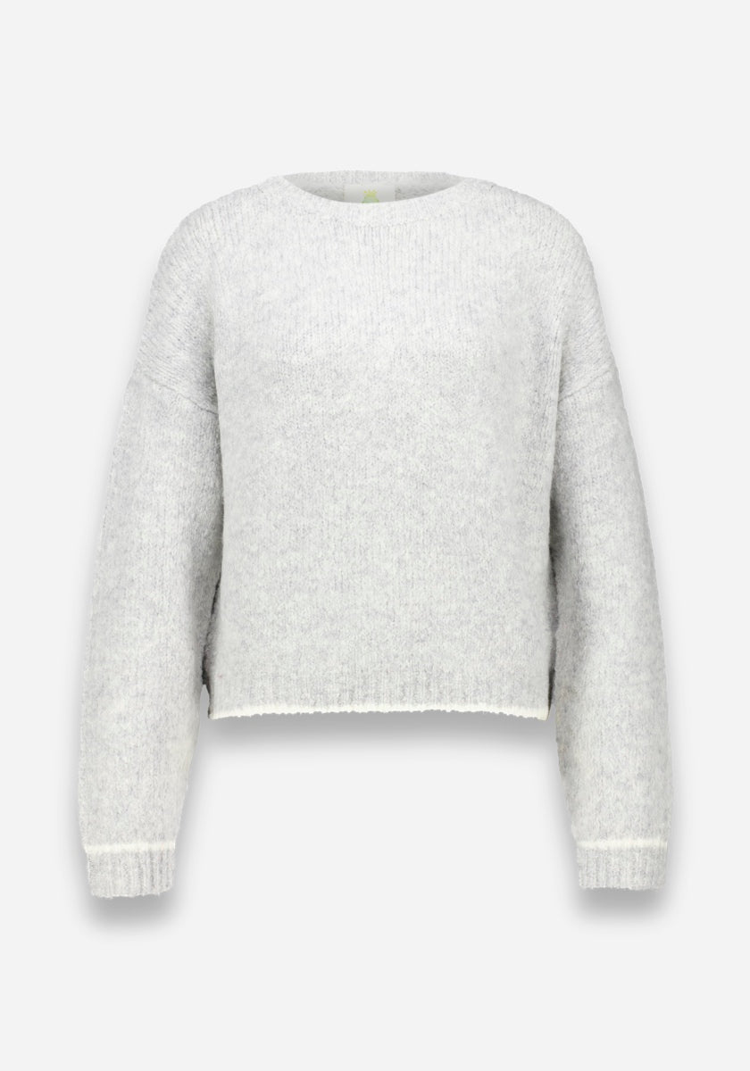 Der Princess Goes Hollywood Grobstrickpullover ist hellgrau und hat lange Ärmel und einen Rundhalsausschnitt. Er ist aus weichem, flauschigem Strick gefertigt und hat eine lockere, kastenförmige Passform mit überschnittenen Schultern und gerippten Bündchen und Saum, abgebildet auf einem schlichten weißen Hintergrund.