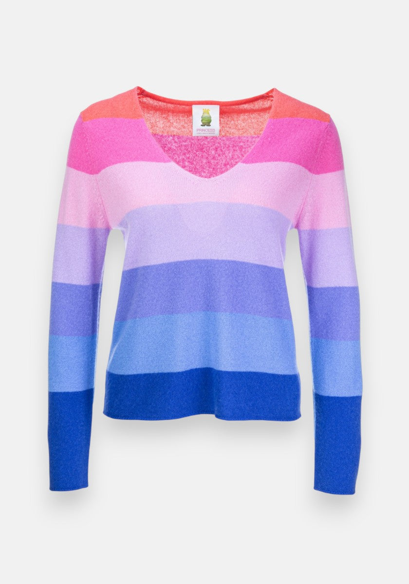 Der langärmelige Kaschmirpullover mit V-Ausschnitt von Princess Goes Hollywood ist fein gestrickt und mit horizontalen Streifen in Rosa-, Lavendel-, Violett- und Blautönen versehen, die sich auf einem schlichten weißen Hintergrund abzeichnen.