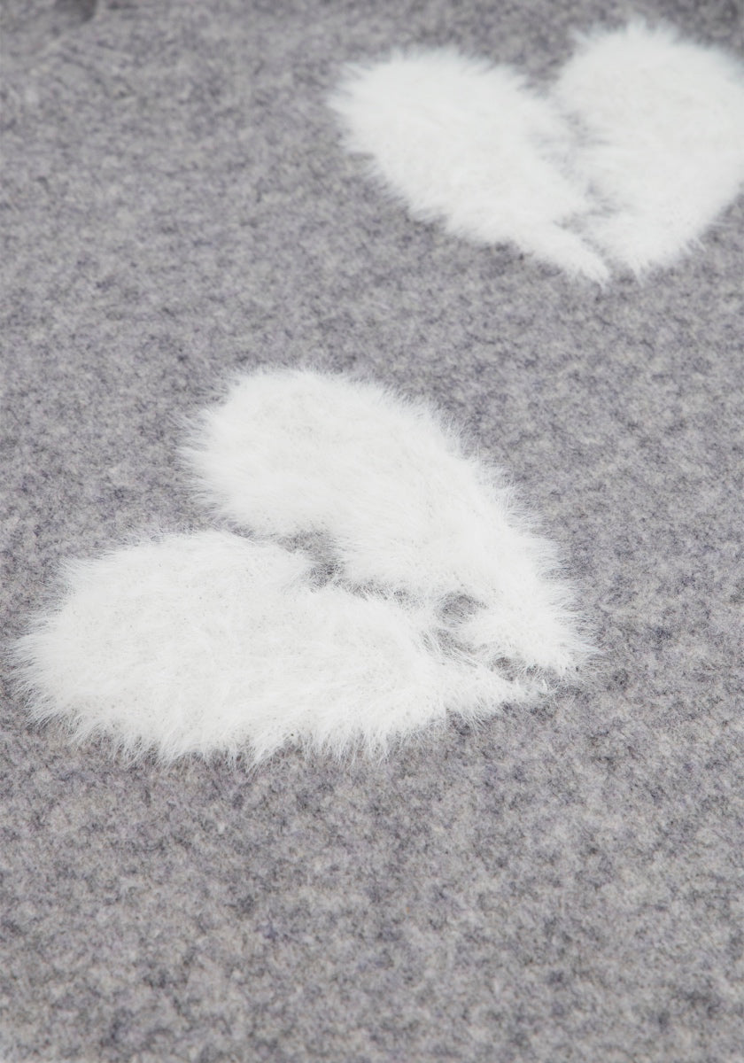 Die Nahaufnahme eines weichen, flauschigen grauen Pullovers von Princess Goes Hollywood zeigt zwei weiße, mit Pelz besetzte gebrochene Herzmotive, die diagonal angeordnet sind und mit einem klassischen Rundhalsausschnitt enden.