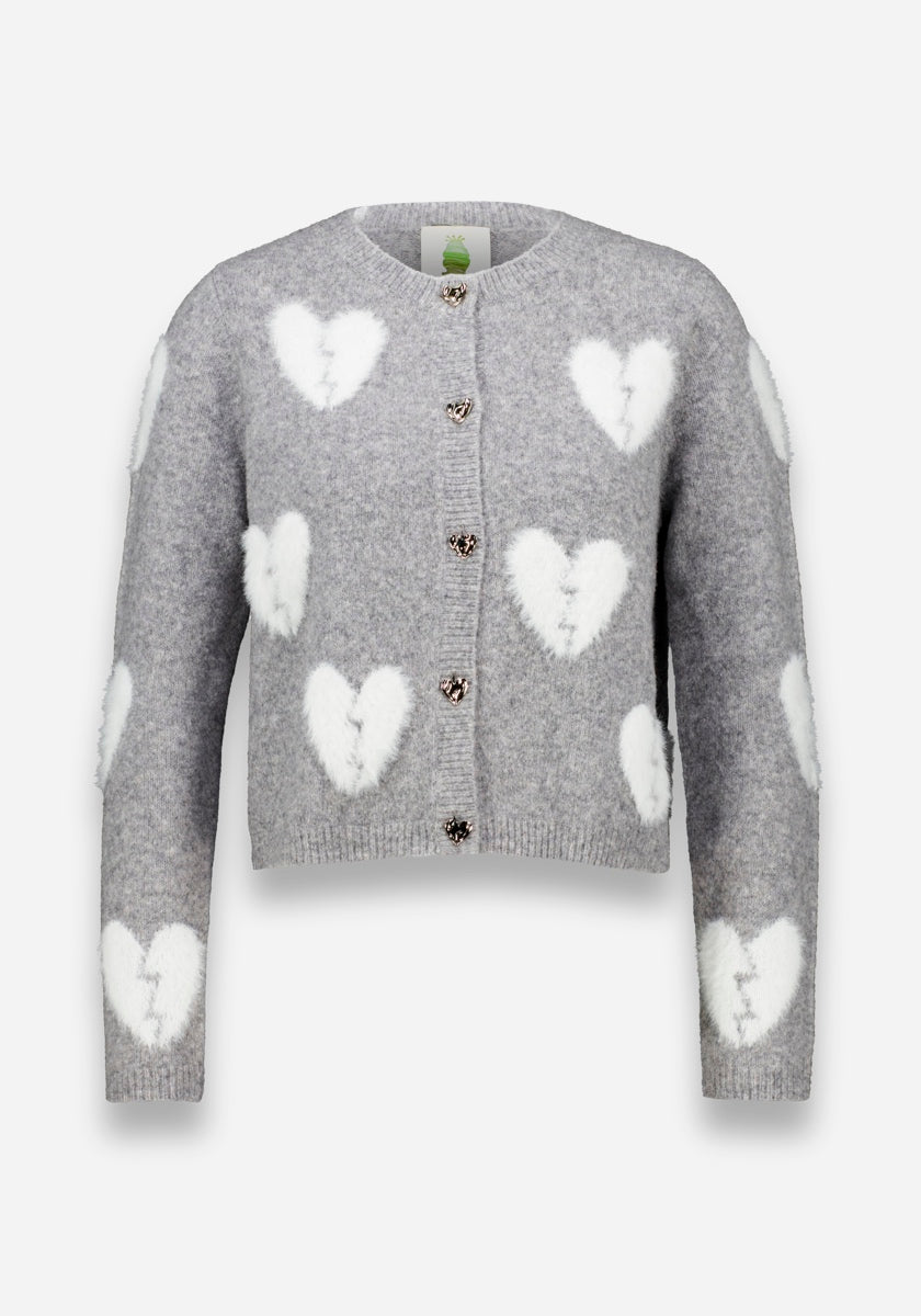 Eine graue Princess Goes Hollywood Wollmix Strickjacke mit langen Ärmeln, weißen Herzmotiven auf der Vorderseite, den Ärmeln und an den Seiten, einem Rundhalsausschnitt und dekorativen blumenförmigen Knöpfen in der Mitte.