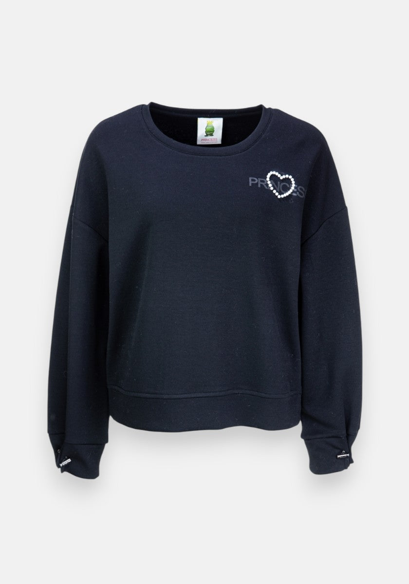 Ein schwarzes, langärmeliges Sweatshirt von Princess Goes Hollywood mit Rundhalsausschnitt, kleinem gesticktem Herz und "PROS" in weiß auf der linken Brust, abgesteppten Bündchen und einem grünen Anhänger im Kragen.