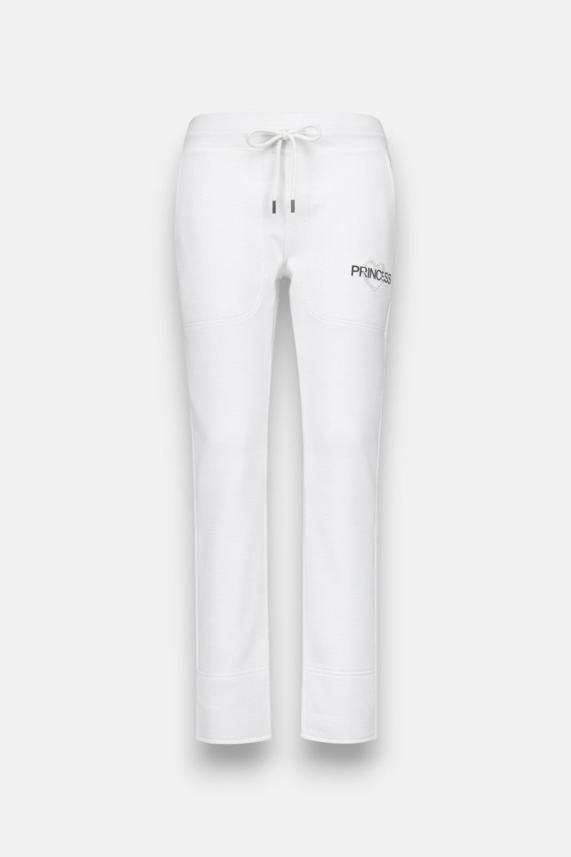 Weiße Jogginghose von Princess Goes Hollywood mit elastischem Bund, geradem Bein und Knienaht-Details. Das schwarze PRINCESS-Logo ist auf dem linken Oberschenkel aufgestickt. Auf einem einfarbigen hellgrauen Hintergrund dargestellt.