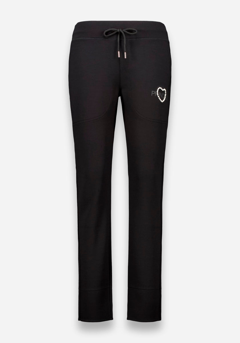 Schwarze Jogginghose von Princess Goes Hollywood mit elastischem Bund und geradem Bein. Auf der linken Hüfte ist ein kleines, weiß umrandetes Herz mit "PINK" aufgestickt. Die Hose ist flach vor einem hellgrauen Hintergrund abgebildet.