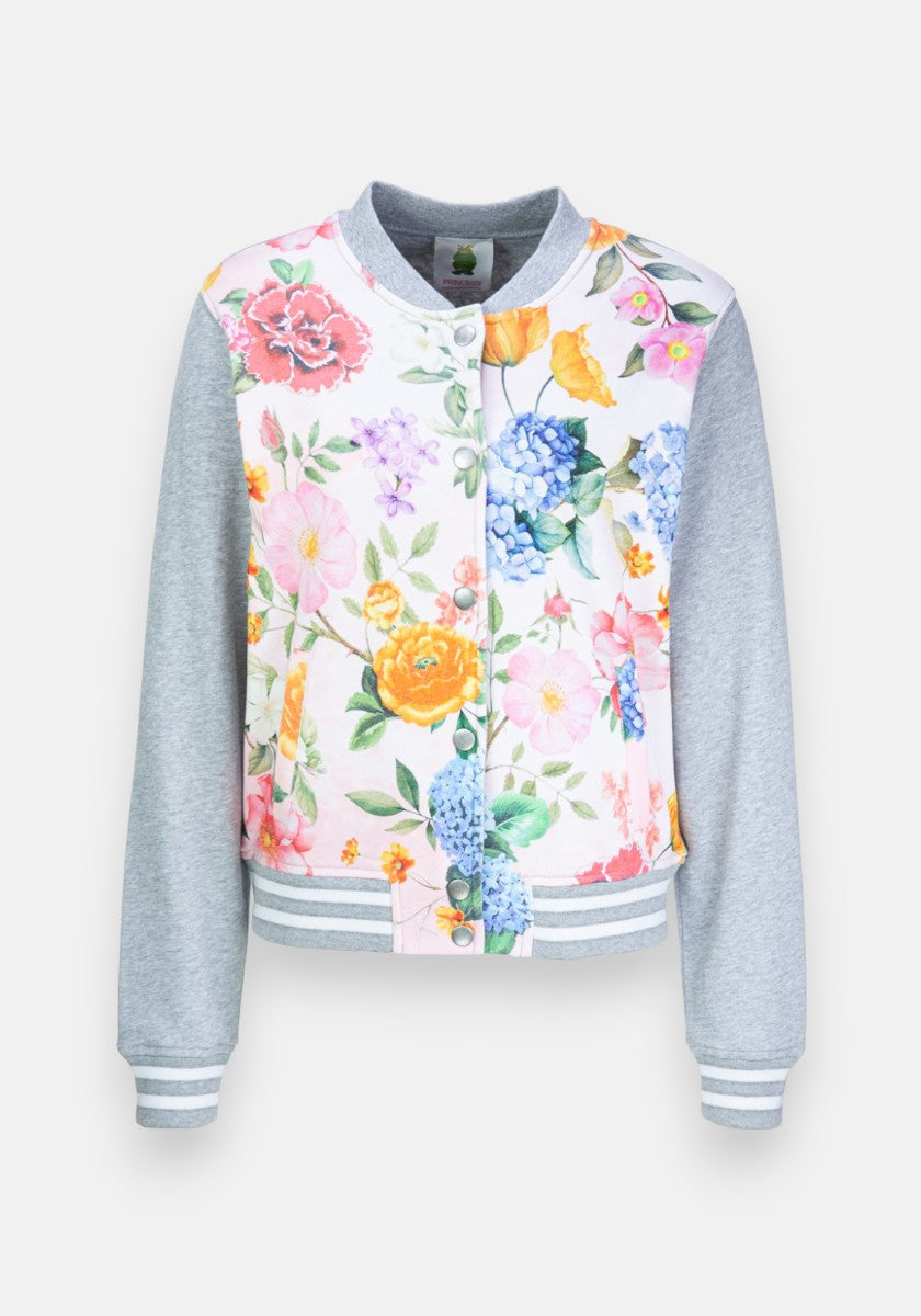 Die Princess Goes Hollywood College-Stil Sweatjacke hat hellgraue Ärmel, Kragen und Saum, einen lebhaften Blumendruck in Pink, Gelb, Lila, Blau mit grünen Blättern auf Vorder- und Rückseite, Druckknöpfe und gestreifte Bündchen.