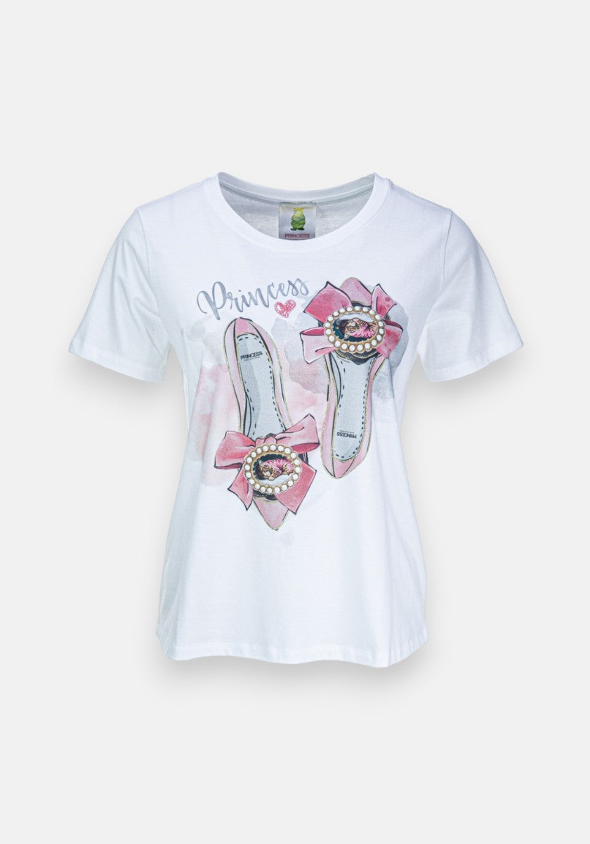 Das weiße Baumwoll-T-Shirt von Princess Goes Hollywood zeigt zwei Ballerinas mit pinken Schleifen und Strass. Über den Schuhen steht "Princess" in Schreibschrift, verziert mit einer kleinen Krone und einem Herz.