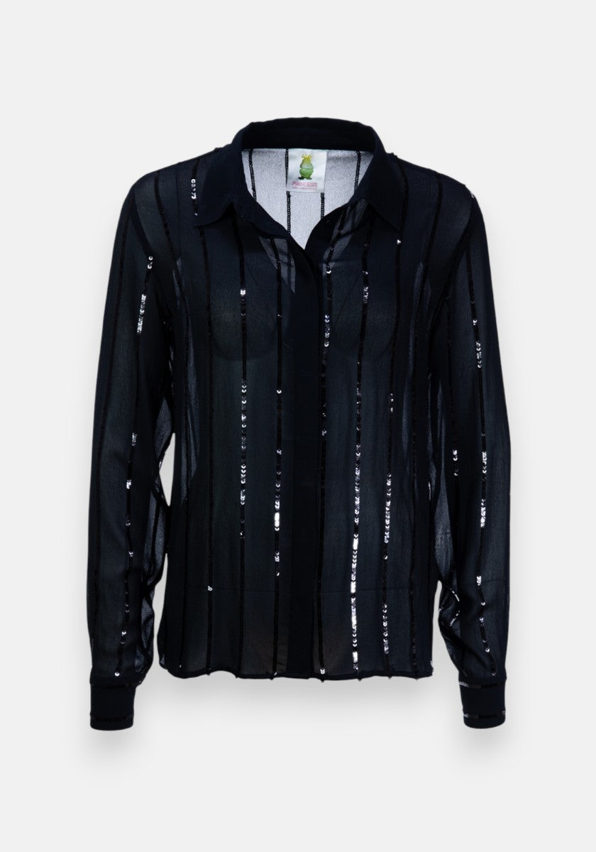 Die transparente Hemdbluse von Princess Goes Hollywood mit glänzenden Streifen, Pailletten, klassischem Kragen, Knopfleiste und Manschetten wird als schwarze Damenbluse mit langen Ärmeln vor weißem Hintergrund präsentiert.