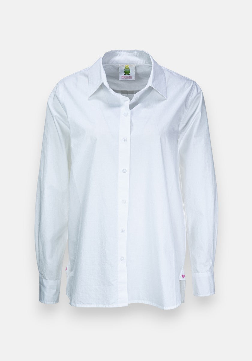 Eine weiße Baumwoll-Hemdbluse von Princess Goes Hollywood mit klassischem Kragen, dezenten Herzdetails an den Manschetten und sorgfältig gebügelt vor hellem Hintergrund präsentiert.