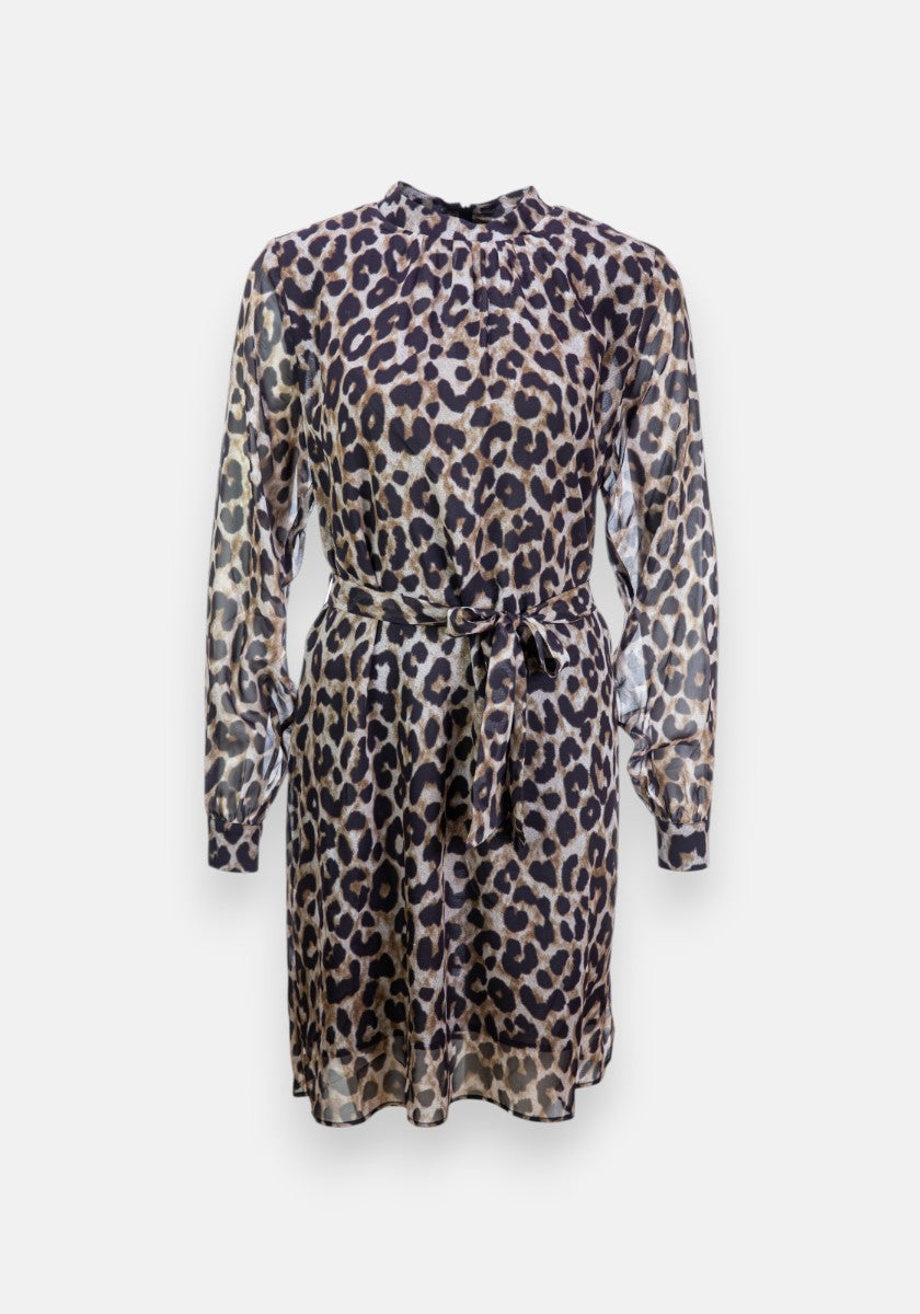 Das knielange, langärmelige Minikleid von Princess Goes Hollywood ist mit einem Wild-Leo-Print in Braun, Beige und Schwarz bedruckt, hat einen hohen Ausschnitt, eine lockere Passform und einen passenden Stoffgürtel, der sich kontrastreich von einem einfarbigen weißen Hintergrund abhebt.