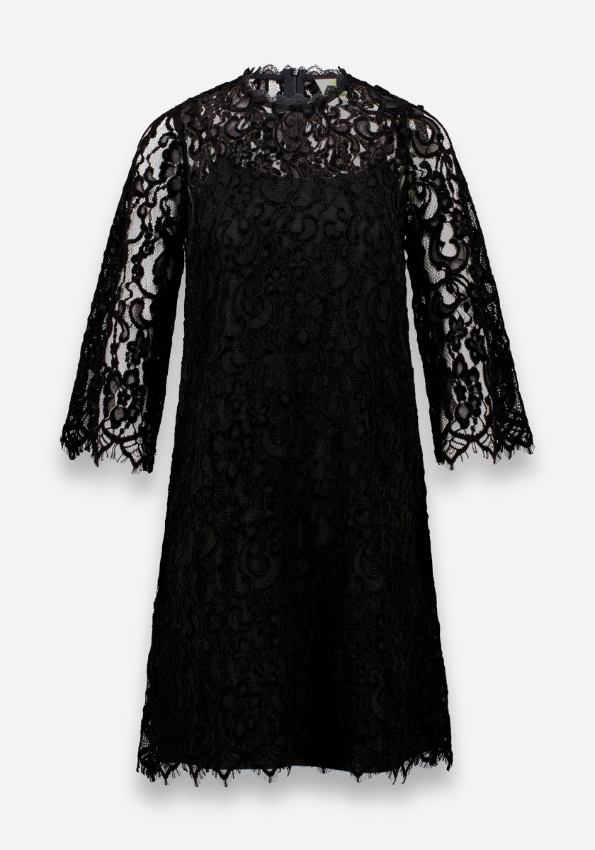 Ein knielanges schwarzes Princess Goes Hollywood Lochspitzenkleid mit A-Linien-Silhouette, Stehkragen, 3/4-Ärmel, Oberteil aus durchsichtiger Spitze, gefüttert von der Brust abwärts und mit über den Saum und die Ärmel hinausreichender, überschnittener floraler Spitze.