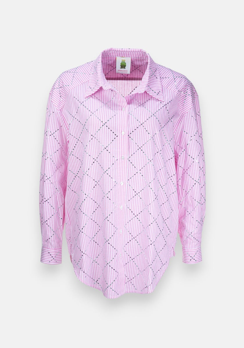 Langärmelige, geknöpfte gestreifte Hemdbluse von Princess Goes Hollywood in Hellrosa mit weißen Streifen und einem dezenten dunkelblauen Karomuster; mit klassischem Kragen und aus leichter, leicht lockerer Baumwolle gefertigt.