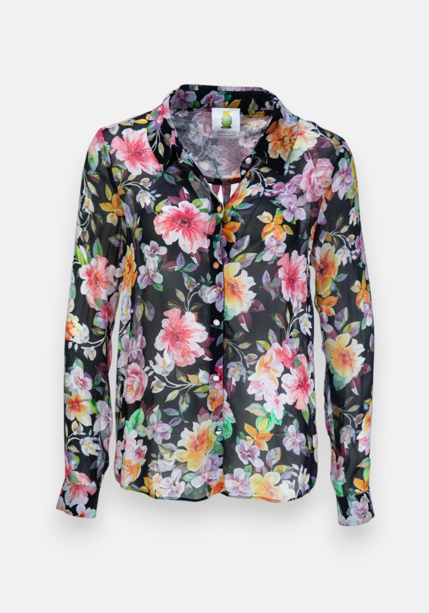 Princess Goes Hollywood präsentiert eine schwarze Hemdbluse mit langen Ärmeln, die mit einem auffälligen Blumenprint verziert ist, der große rosa, gelbe und weiße Blüten mit grünen Blättern quer über die Bluse zeigt.