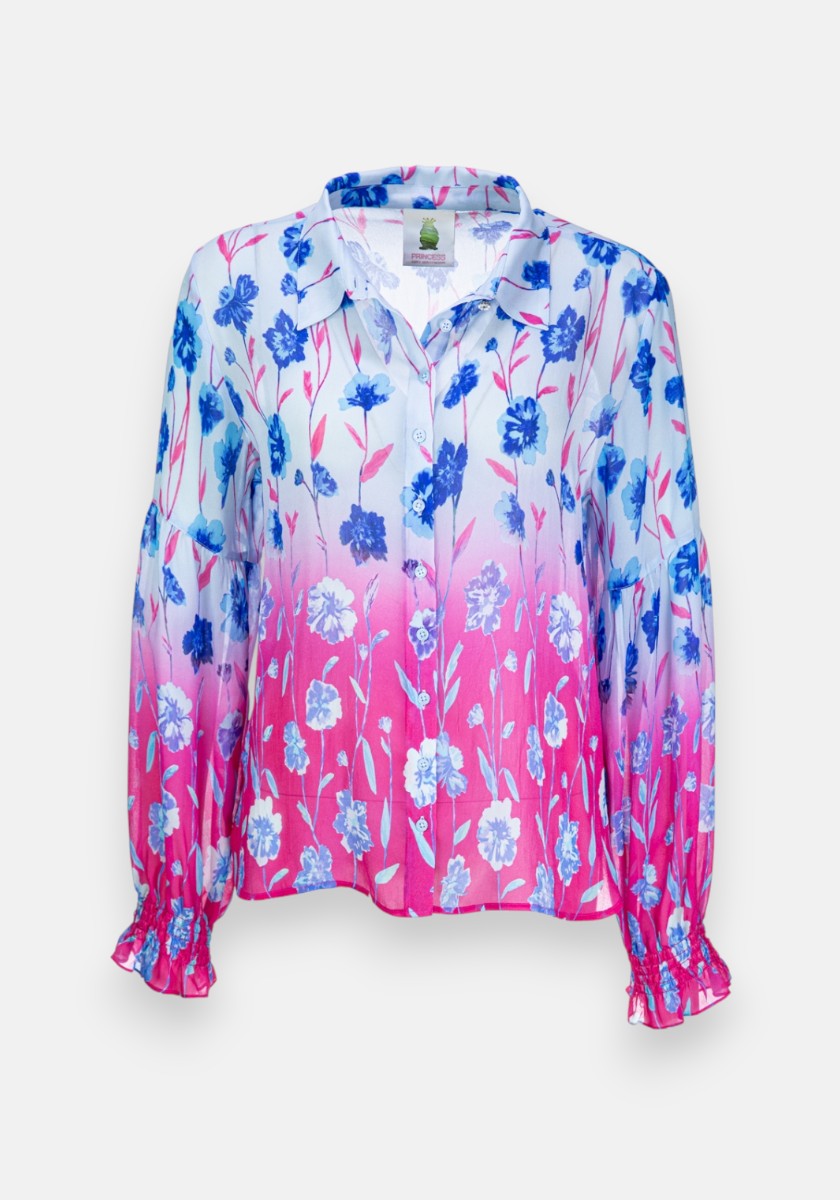 Diese feminine Hemdbluse von Princess Goes Hollywood hat lange Ärmel, einen blauen und rosafarbenen Blumendruck, der von oben nach unten verblasst, einen leichten, fließenden Stoff, einen Kragen, eine Knopfleiste vorne und gerüschte Manschetten für elegantes Flair.