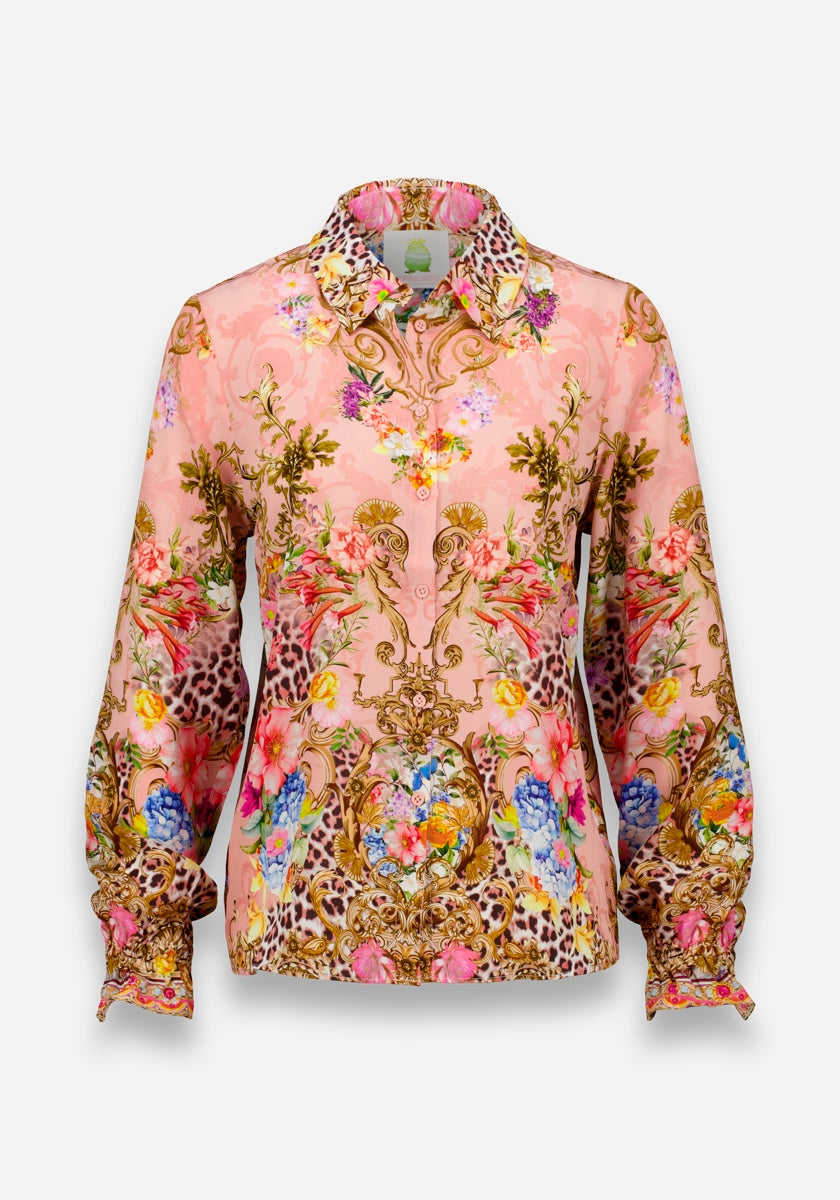 Seidene, maßgeschneiderte, langärmelige Bluse von Princess Goes Hollywood mit Kragen und Knopfleiste. Der pfirsichfarbene Hintergrund ist mit rosafarbenen Blumen, blauen Blüten, goldenen Wirbeln und braunen Akzenten im Leopardenmuster verziert.