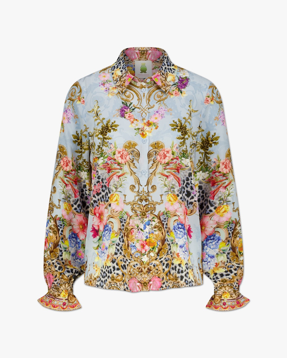 Langärmelige Princess Goes Hollywood Seidenbluse mit farbenfrohem Blumendruck, goldenen Barockwirbeln, Leopardenakzenten und rosa, blauen und gelben Spritzern auf hellblauem Grund. Mit Kragen und gerüschten Manschetten.
