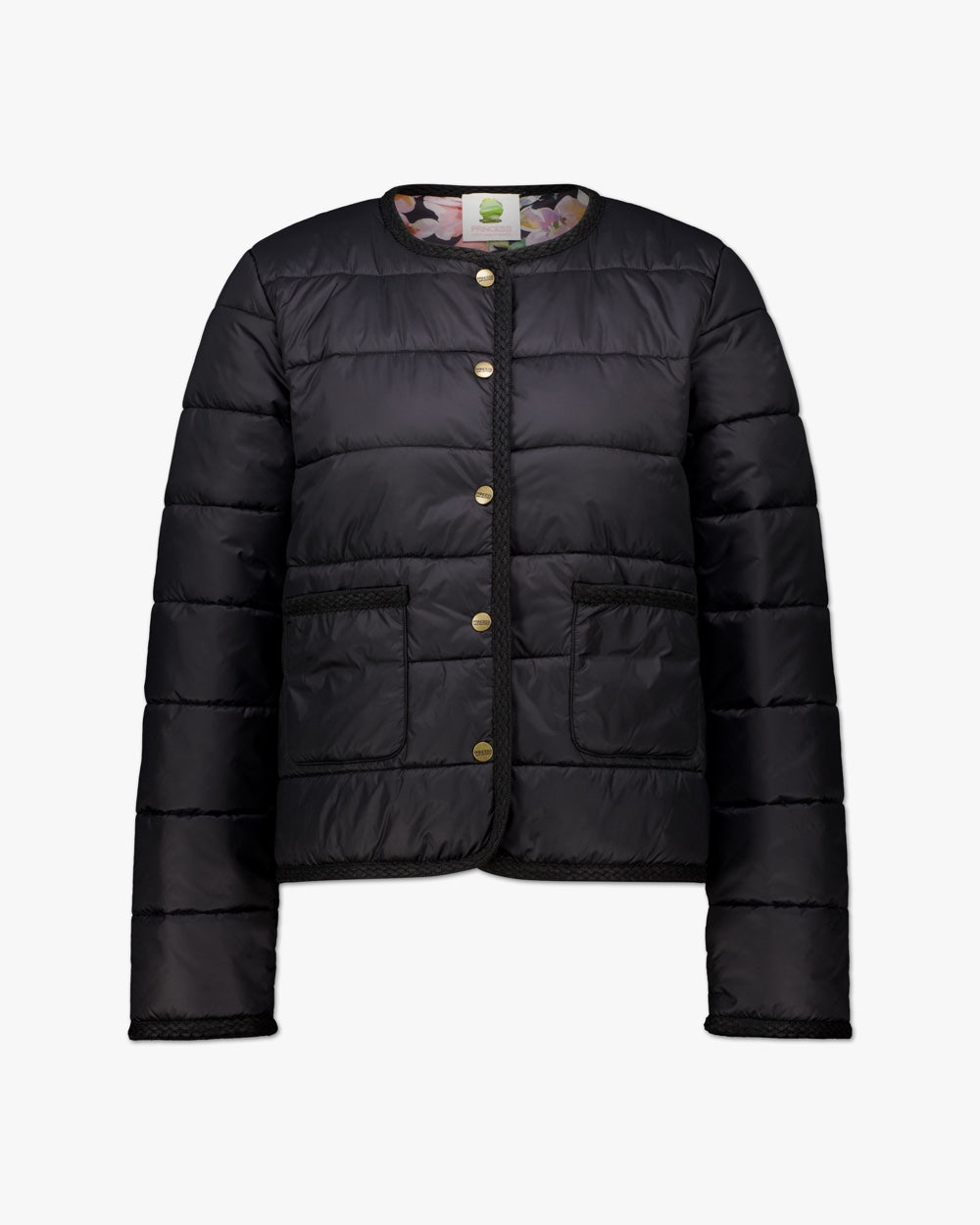 Schwarze, gesteppte Kurzjacke von Princess Goes Hollywood mit Rundhalsausschnitt, goldenen Knöpfen, zwei eckigen Fronttaschen und floralem Innenfutter als Akzent am Kragen.