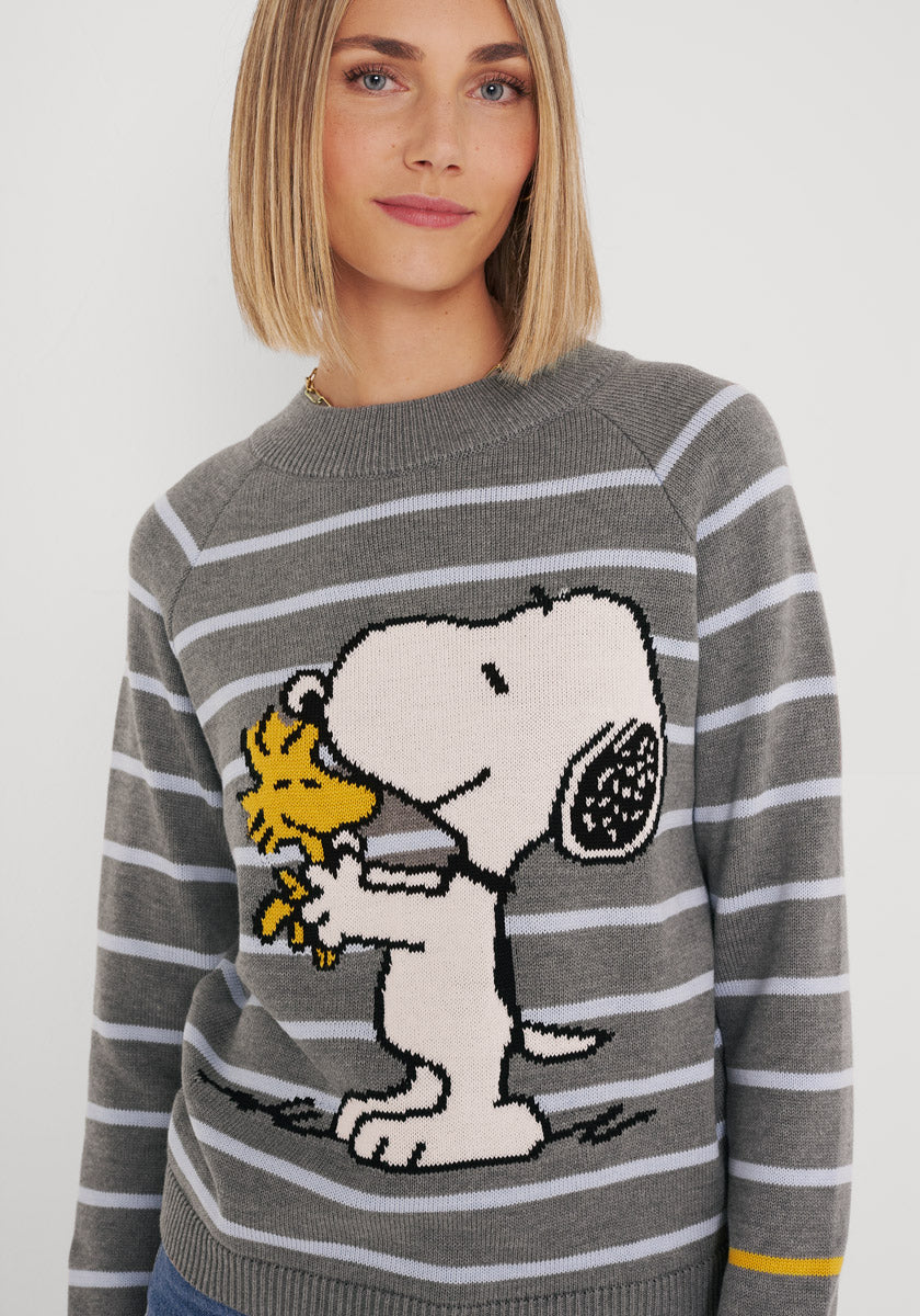 Eine Frau mit glattem blondem Haar trägt einen Princess Goes Hollywood gestreifter Pullover aus Baumwollmix mit großem Snoopy-Woodstock-Peanuts-Motiv. Sie steht vor einem weißen Hintergrund und lächelt sanft in die Kamera.
