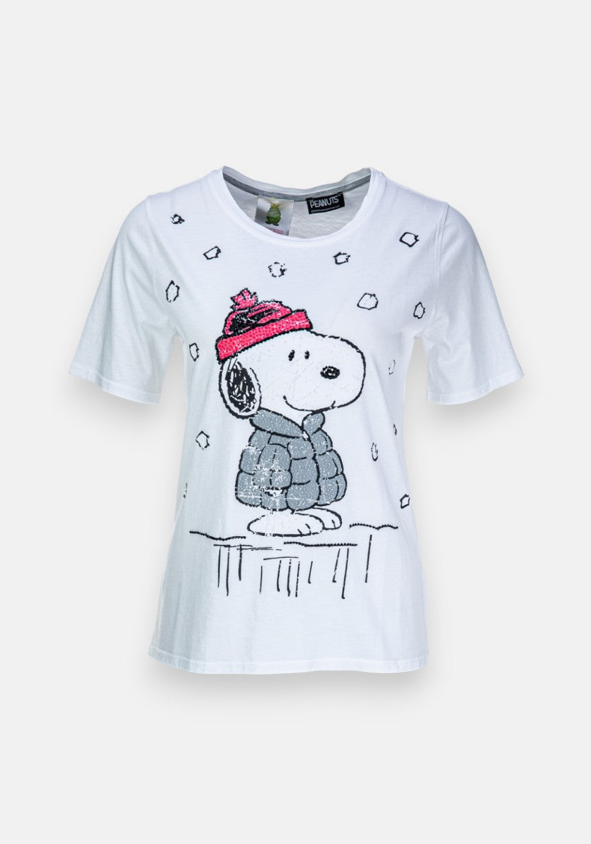 Ein weißes Princess Goes Hollywood Snoopy T-Shirt aus Baumwolle mit kurzen Ärmeln, das einen großen Cartoon-Snoopy mit roter Mütze und grauer Jacke zeigt, umgeben von skizzierten Schneeflocken, bietet sowohl Stil als auch Komfort.