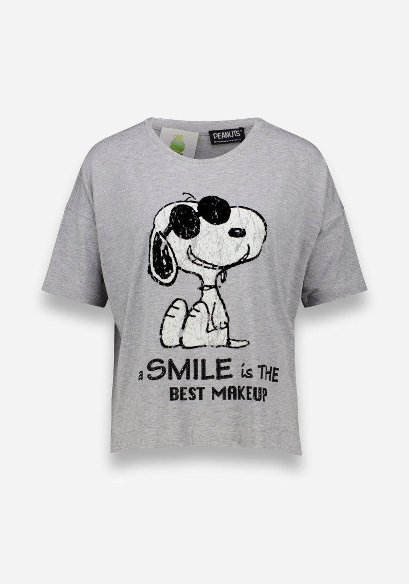 Ein hellgraues, kurzärmeliges Baumwoll-T-Shirt von Princess Goes Hollywood zeigt einen skizzenhaften Snoopy mit Sonnenbrille und darunter den schwarzen Text "A SMILE IS THE BEST MAKEUP". Entspannte Passform, Peanuts-Anhänger am Kragen.