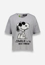 Ein hellgraues, kurzärmeliges Baumwoll-T-Shirt von Princess Goes Hollywood zeigt einen skizzenhaften Snoopy mit Sonnenbrille und darunter den schwarzen Text "A SMILE IS THE BEST MAKEUP". Entspannte Passform, Peanuts-Anhänger am Kragen.
