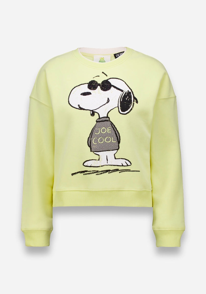 Das hellgelbe Baumwolle-Sweatshirt von Princess Goes Hollywood zeigt einen großen Snoopy-Aufdruck mit Sonnenbrille und ein "Joe Cool"-Shirt, lange Ärmel, Rippbündchen und eine lockere Passform auf einem einfarbig weißen Hintergrund.