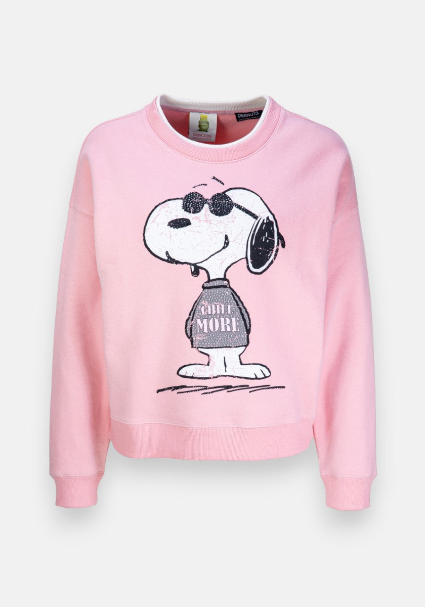 Ein pinkes Sweatshirt von Princess Goes Hollywood mit einem großen Snoopy-Aufdruck, einer Sonnenbrille und einem "CHILL MORE"-Aufdruck. Es hat einen Rundhalsausschnitt, lange Ärmel und gerippte Bündchen und Saum.