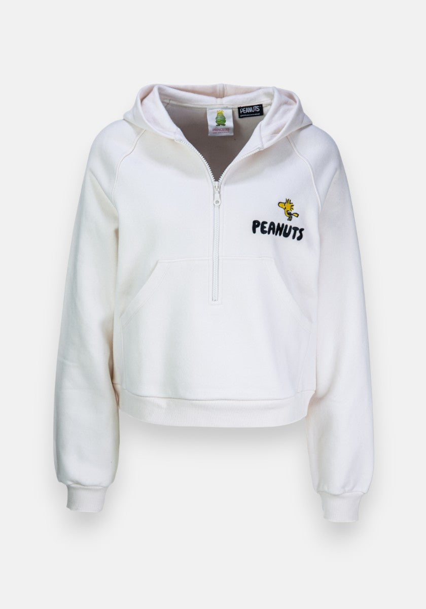 Ein weißer Princess Goes Hollywood Peanuts-Sweat-Hoodie mit halbem Reißverschluss, Vordertasche und Rippbündchen. Mit einem gestickten gelben Woodstock und "PEANUTS" in Schwarz auf der linken Brust, mit sichtbaren Nackenetiketten.
