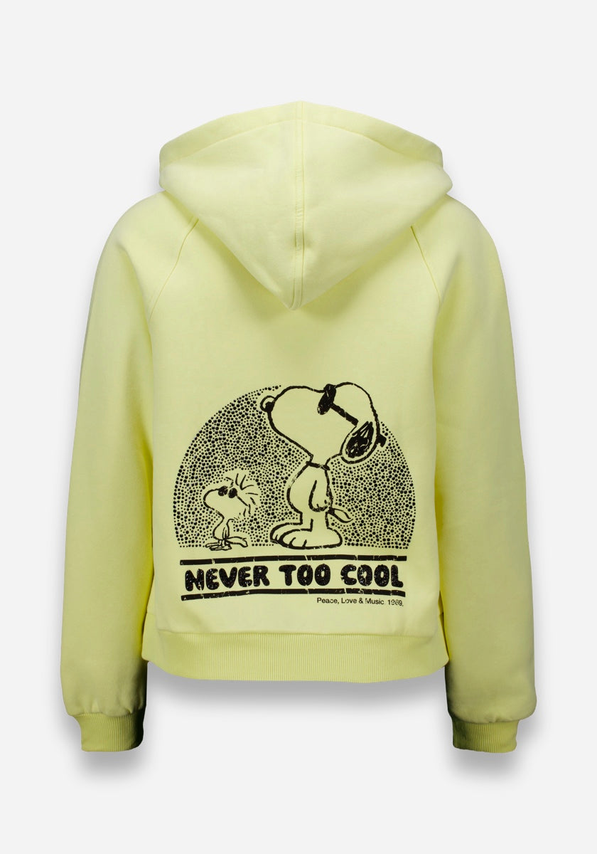 Ein hellgelber Princess Goes Hollywood Peanuts Hoodie ist von hinten zu sehen, mit einem schwarz gepunkteten Aufdruck von Snoopy mit Sonnenbrille und Woodstock sowie den Worten "NEVER TOO COOL" und "Peace, Love & Music 1969" darunter.