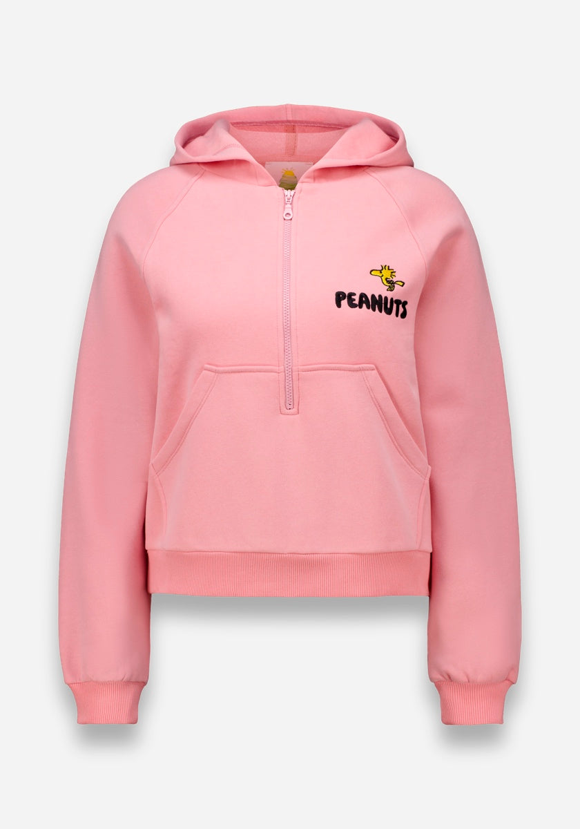 Ein hellrosa Princess Goes Hollywood Peanuts Hoodie mit halbem Reißverschluss, langen Ärmeln, gerippten Bündchen und Saum, einem kleinen gestickten Woodstock und "PEANUTS" auf der Brust sowie einer bequemen Kängurutasche für zusätzliche Gemütlichkeit.