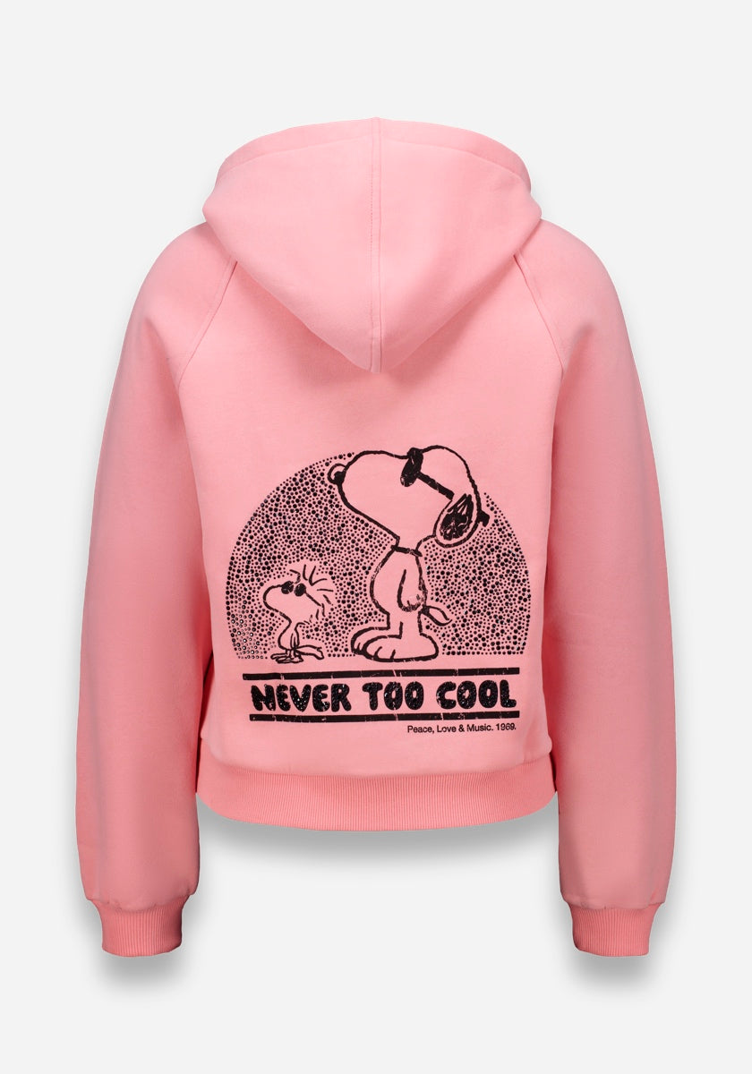 Ein rosafarbener Princess Goes Hollywood Peanuts-Kapuzenpullover mit Kapuze und Rippbündchen. Auf der Rückseite ist ein schwarzer Snoopy mit Sonnenbrille neben Woodstock abgebildet, darunter steht "NEVER TOO COOL", und in kleiner Schrift "Peanuts, Love & Music, 1988".