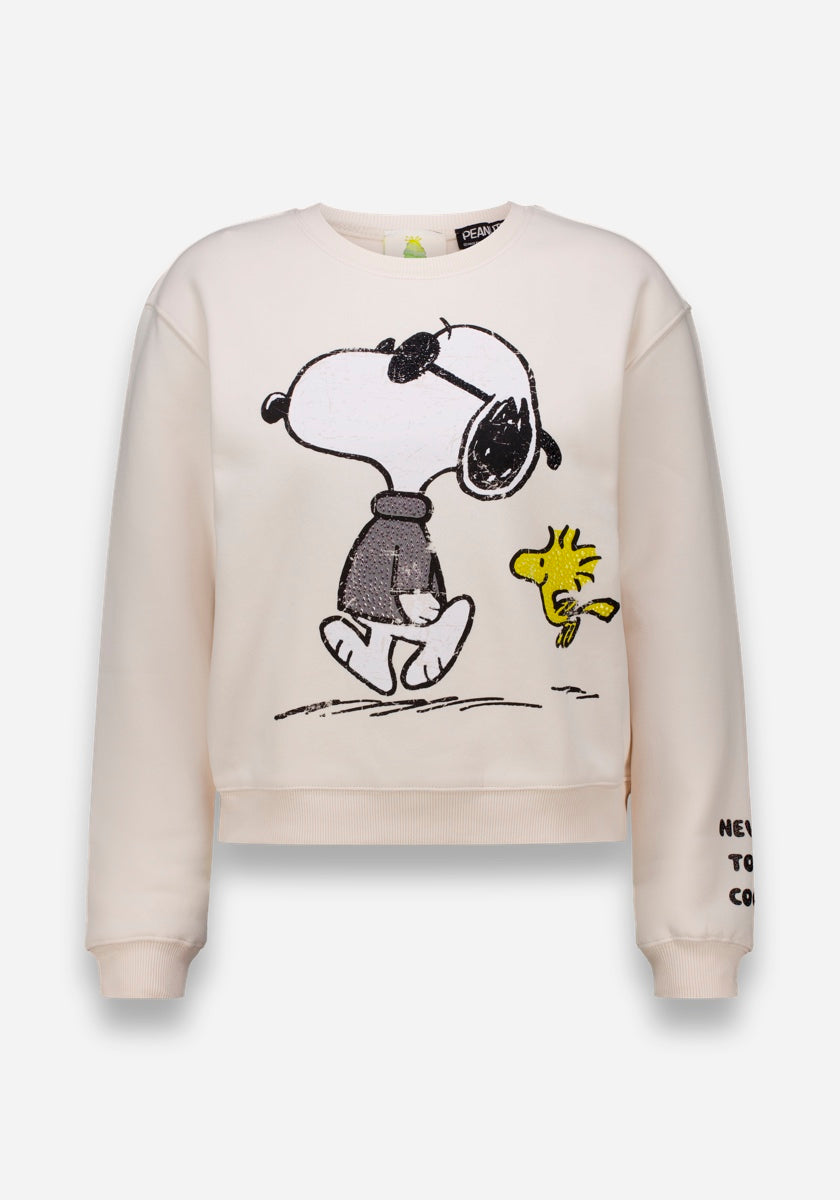 Dieses Damen Sweatshirt von Princess Goes Hollywood aus Baumwolle zeigt vorn einen großen schwarz-weißen Snoopy mit gelbem Woodstock, hat lange Ärmel, gerippte Bündchen und auffällig sichtbaren Text am linken Ärmel.