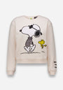 Dieses Damen Sweatshirt von Princess Goes Hollywood aus Baumwolle zeigt vorn einen großen schwarz-weißen Snoopy mit gelbem Woodstock, hat lange Ärmel, gerippte Bündchen und auffällig sichtbaren Text am linken Ärmel.