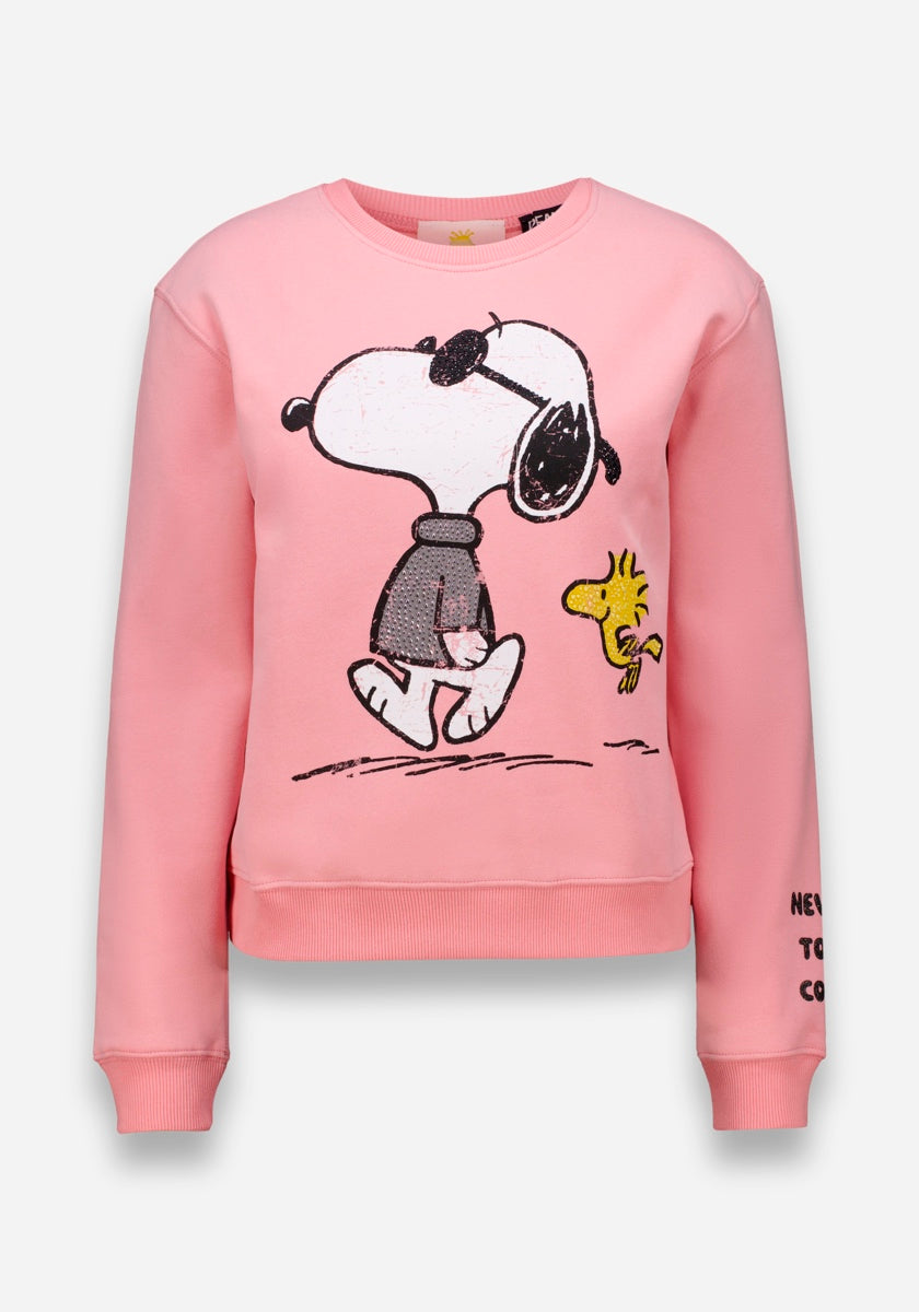 Ein pinkes Baumwoll-Sweatshirt von Princess Goes Hollywood mit großer schwarz-weißer Snoopy-Illustration neben Woodstock. "NEVER TOO COOL" ziert den linken Ärmel; gerippte Bündchen und Saum vollenden das Design.