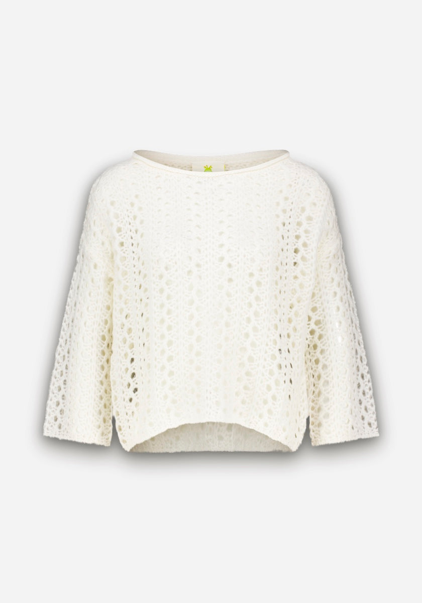 Der Princess Goes Hollywood Ajourstrick Pullover ist ein weißer, locker gestrickter Pullover mit Rundhalsausschnitt, weiten Ärmeln und einem leicht abgeschnittenen, ungleichmäßigen Saum, der das komplizierte, durchbrochene Muster vor einem schlichten weißen Hintergrund hervorhebt.