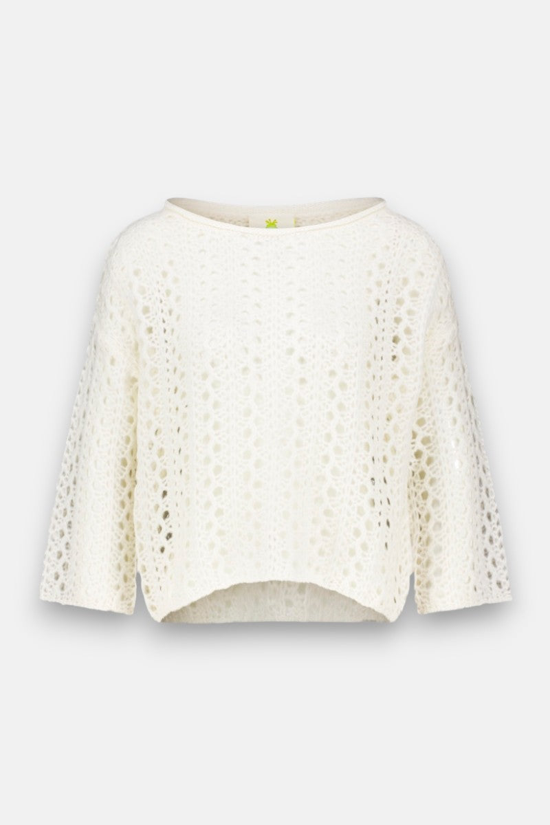Weißer, locker sitzender Princess Goes Hollywood Ajourstrick-Pullover mit Dreiviertel-Ärmeln, hohem Saum, rundem, offenem Strickmuster für ein luftiges Tragegefühl und einem weichen, weiten Rundhalsausschnitt.