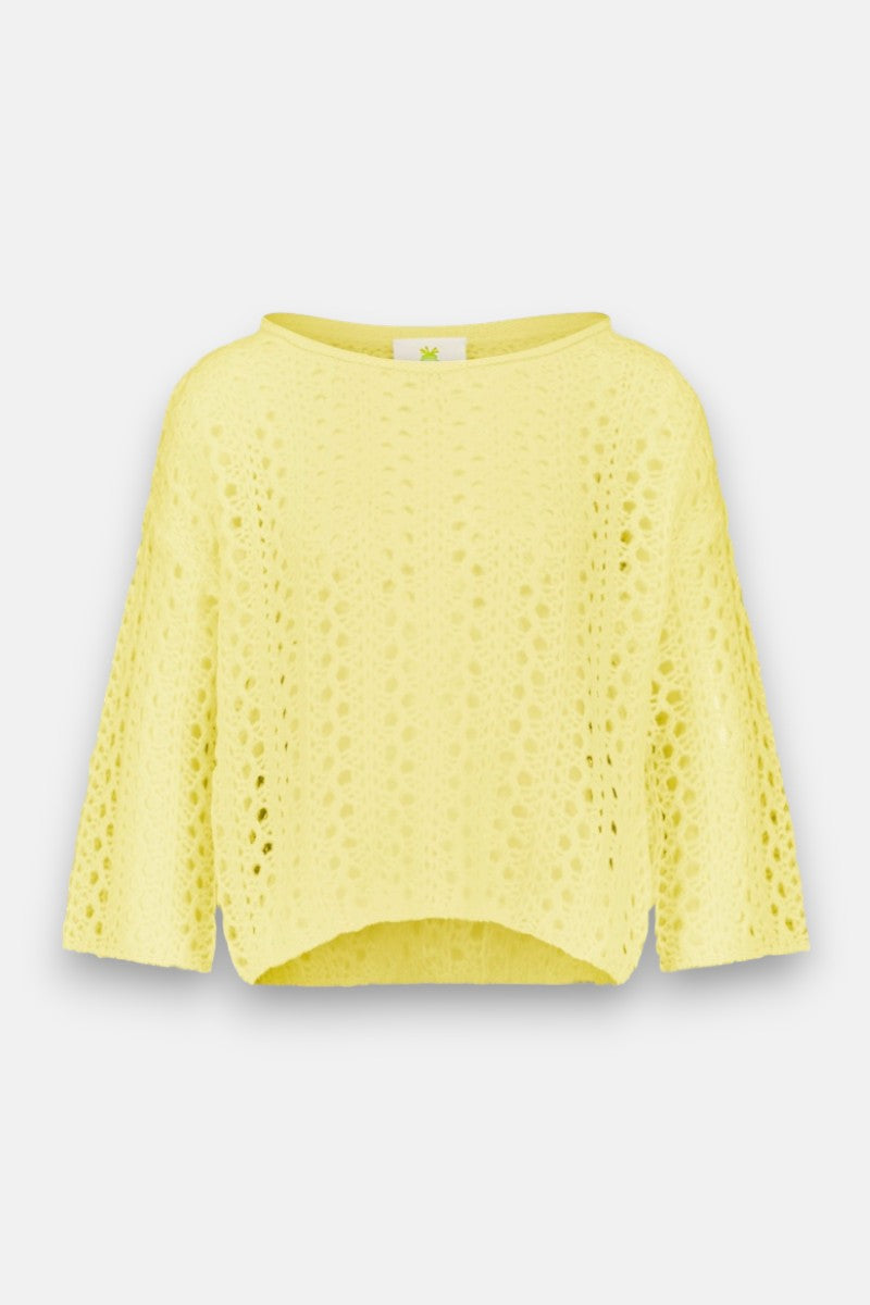 Ein hellgelber Häkelpullover von Princess Goes Hollywood mit Ajourstrick, weiten Ärmeln, einem weiten Ausschnitt, Dreiviertelärmeln und einem durchsichtigen Muster mit einem geschwungenen, überschnittenen Saum. Er wird auf einem schlichten weißen Hintergrund gezeigt.