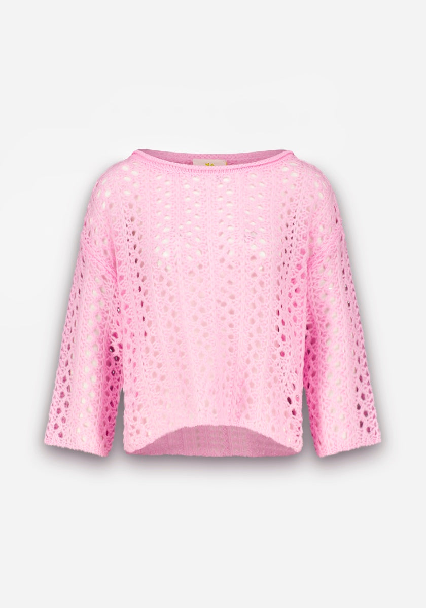 Ein hellrosa Damen-Pullover von Princess Goes Hollywood mit lockerer Passform, weitem Ausschnitt, Dreiviertel-Ärmeln und einem luftigen Ajourstrick-Häkelmuster. Aus weichem Merino-Alpaka-Gemisch mit leicht geschwungenem Saum. Einfarbig weißer Hintergrund.