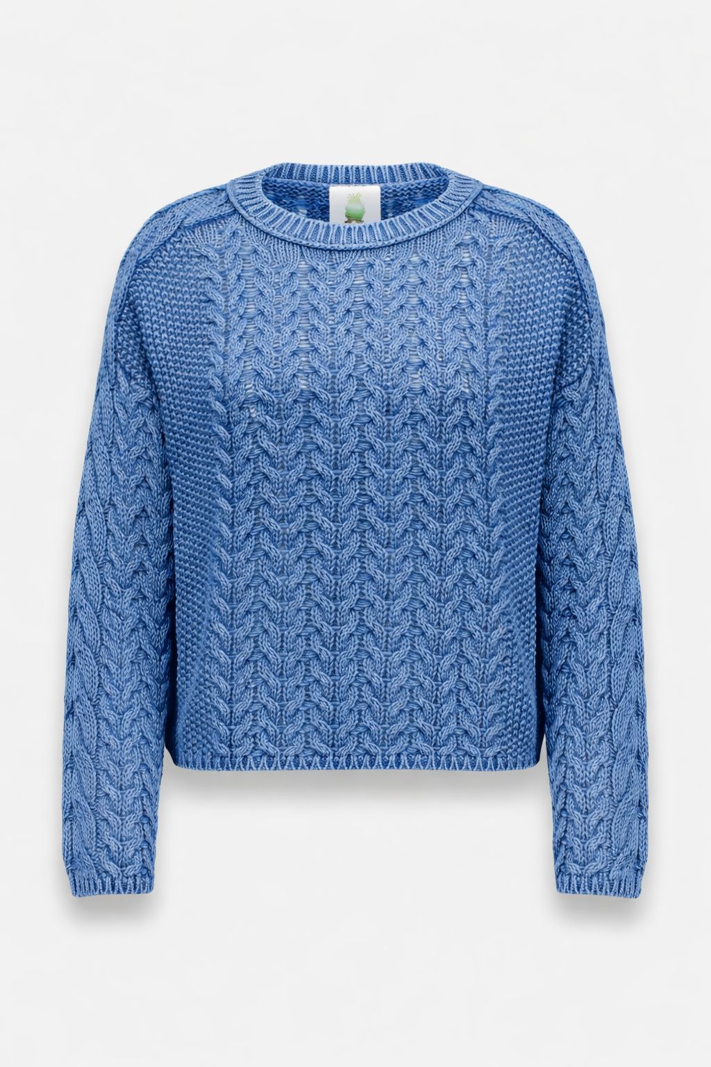 Blauer, langärmeliger Zopfstrick-Pullover aus Baumwolle von Princess Goes Hollywood mit Rundhalsausschnitt, gedrehtem Zopfmuster und Rippenbündchen an Ärmeln, Kragen und Bund, alles auf einfarbig weißem Grund.