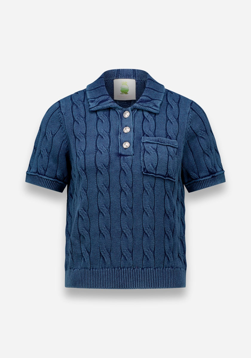 Kurzärmeliger, blauer Zopfstrick-Pullover von Princess Goes Hollywood aus Baumwolle mit Kragen, drei weißen Knöpfen, einer kleinen Brusttasche, gerippten Kanten an Ärmeln, Saum und Kragen sowie einem geflochtenen Strukturmuster.