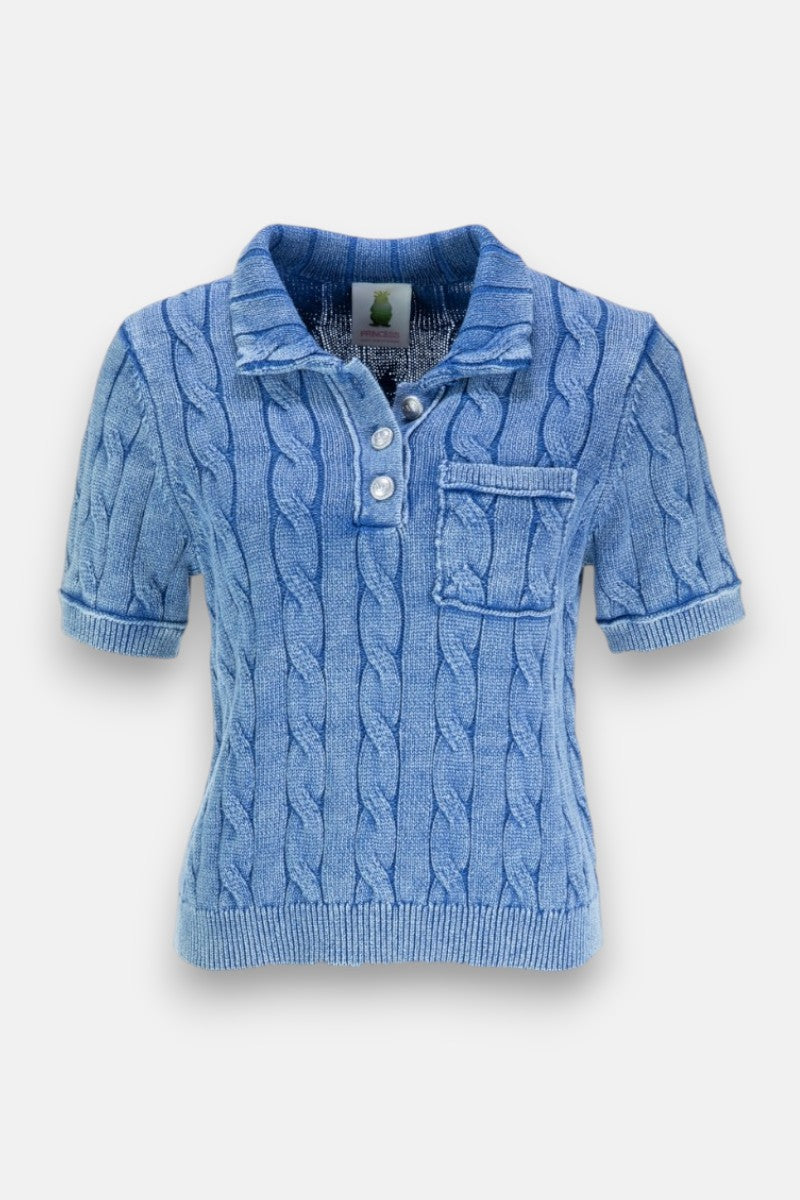 Hellblauer, kurzärmeliger Zopfstrick-Pullover von Princess Goes Hollywood aus Baumwolle mit einem Kragen, drei Knöpfen vorne, einer Brusttasche und gerippten Bündchen und Saum. Texturierter Vertikalstrick. Der Hintergrund ist einfarbig weiß.