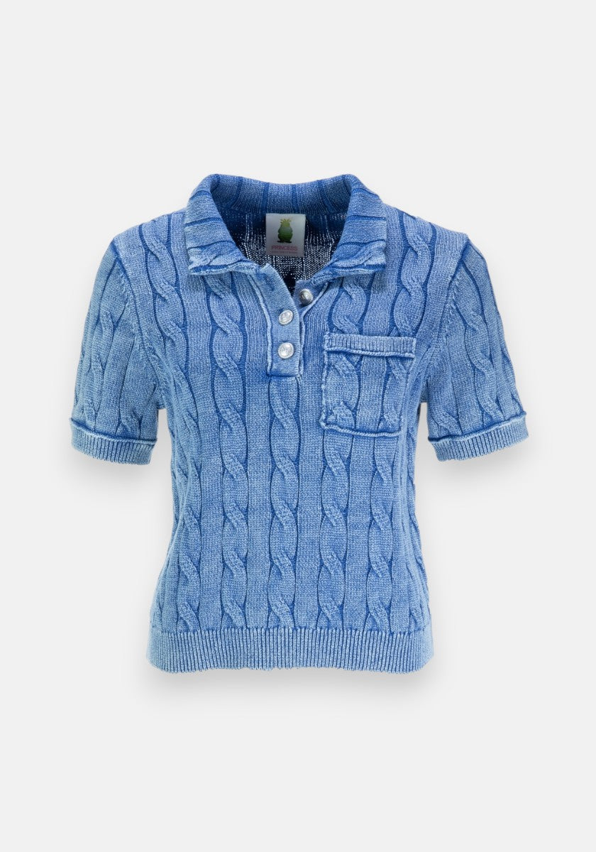 Hellblauer, kurzärmeliger Baumwollpullover von Princess Goes Hollywood aus Zopfstrick mit Stone-Wash-Effekt. Er hat einen gerippten Kragen, drei weiße Knöpfe, gerippte Manschetten und eine kleine Brusttasche. Abgebildet auf einfarbig weißem Hintergrund.