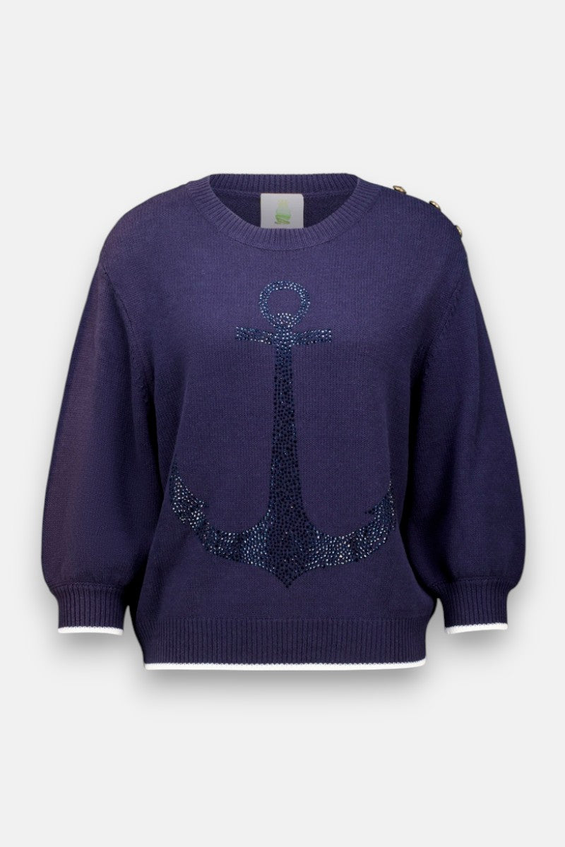 Der navyblaue Langarmpullover von Princess Goes Hollywood hat gerippte Bündchen, ein dunkelblaues Ankermotiv aus schimmernden Nieten auf der Vorderseite und drei goldene Knöpfe an einer Schulter.