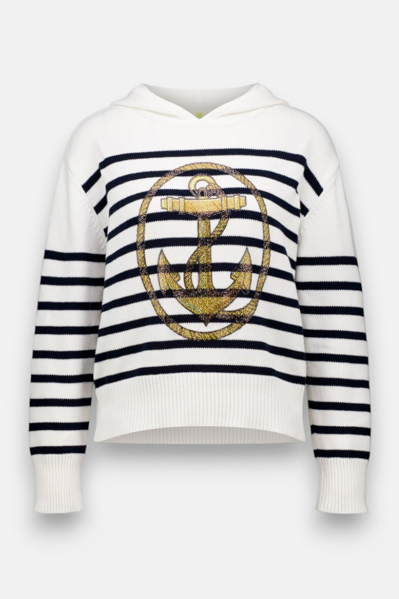 Der weiße Kapuzenpullover aus Baumwollstrick von Princess Goes Hollywood hat lange Ärmel, horizontale schwarze Streifen, ein glitzerndes goldenes Ankermotiv, gerippte Bündchen, einen hochgeschlossenen Saum und ein ovales Emblem für ein maritimes Flair.
