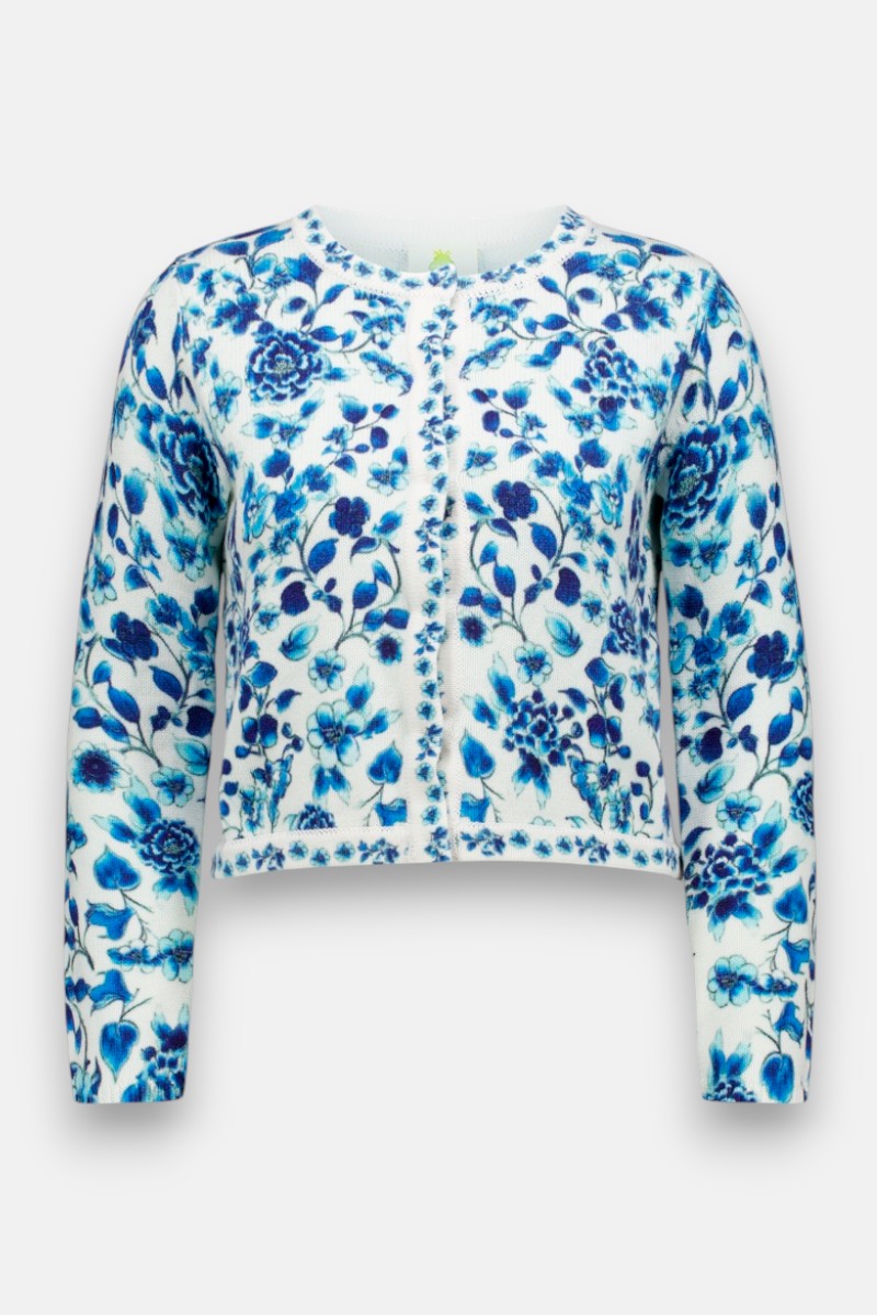 Princess Goes Hollywood präsentiert eine weiße, langärmelige Baumwollstrickjacke mit leuchtend blauem Blumendruck, Rundhalsausschnitt, Öffnung an der Vorderseite und symmetrischem Design.