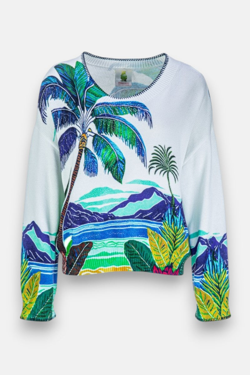 Princess Goes Hollywood präsentiert einen weißen Baumwollpullover mit einem lebhaften Karibik-Print aus Palmen, üppigen Pflanzen und blauen Bergen am türkisfarbenen Wasser. Das umlaufende Design und die dezenten Strass-Akzente sorgen für einen auffälligen, von der Insel inspirierten Look.