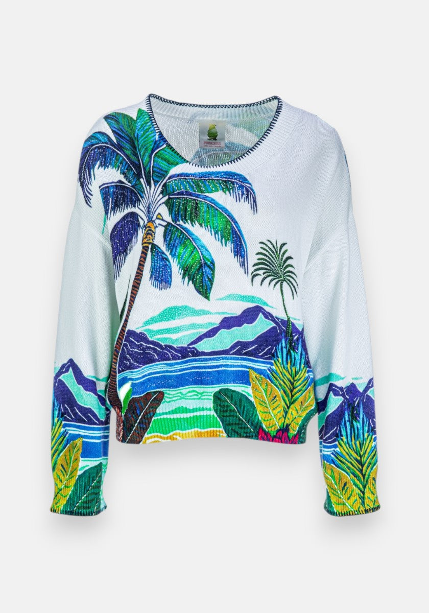 Der weiße Pullover Princess Goes Hollywood aus Baumwolle zeigt einen lebhaften Karibik-Print mit einer großen Palme, üppigem Grün, blauen Meereswellen und violetten Bergen unter einem teilweise bewölkten Himmel - ein echter Blickfang für den Strand.